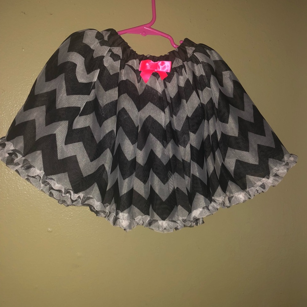 Chevron skirt w/pink bow